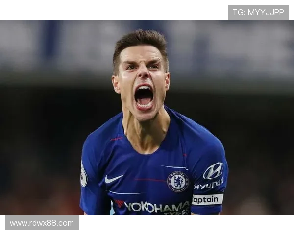 足球巨星带球突破精彩瞬间解析技术与艺术的完美融合